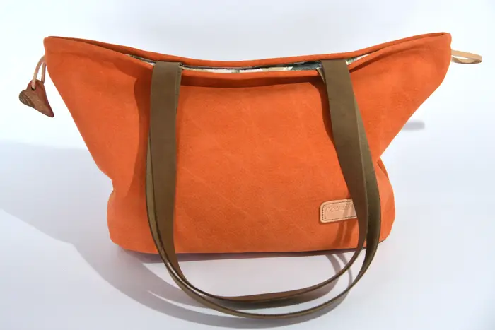 Ledertasche, Sarah S aus hellorangefarbenem, geschliffenem Nubuk-Wasserbüffelleder, Unikat, hergestellt auf La Palma, Kanarische Inseln, Spanien, Europa