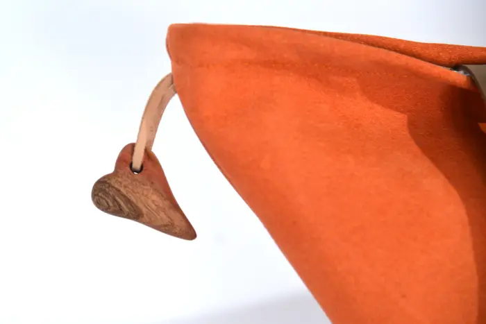 Ledertasche, Sarah S aus hellorangefarbenem, geschliffenem Nubuk-Wasserbüffelleder, Unikat, hergestellt auf La Palma, Kanarische Inseln, Spanien, Europa