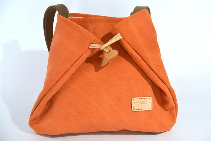 Ledertasche, Sarah S aus hellorangefarbenem, geschliffenem Nubuk-Wasserbüffelleder, Unikat, hergestellt auf La Palma, Kanarische Inseln, Spanien, Europa