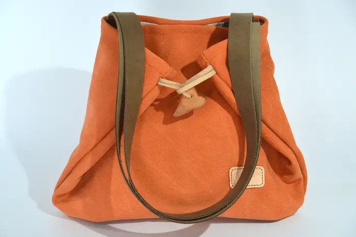 Ledertasche, Sarah S aus hellorangefarbenem, geschliffenem Nubuk-Wasserbüffelleder, Unikat, hergestellt auf La Palma, Kanarische Inseln, Spanien, Europa