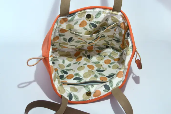 Ledertasche, Sarah S aus hellorangefarbenem, geschliffenem Nubuk-Wasserbüffelleder, Unikat, hergestellt auf La Palma, Kanarische Inseln, Spanien, Europa