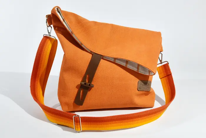 Ledertasche, Sam blando M aus geschliffenem hellorangem Nubuk-Wasserbüffelleder, Unikat, hergestellt auf La Palma, Kanarische Inseln, Spanien, Europa