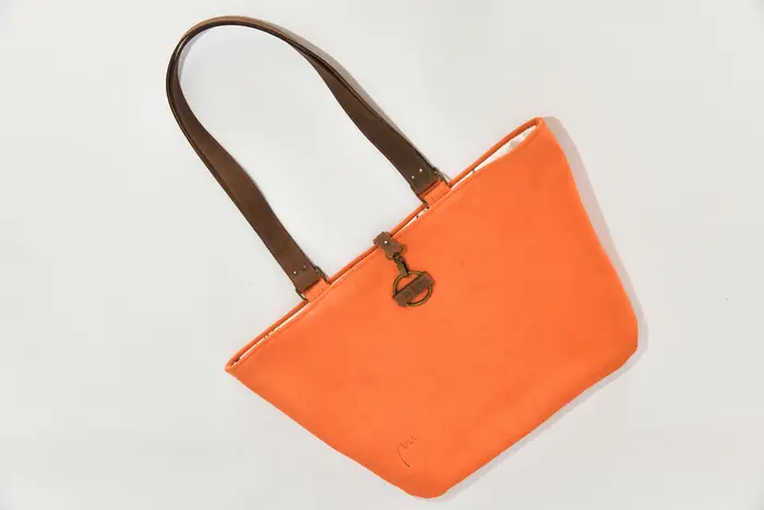 Ledertasche, Sarah S aus geschliffenem Nubuk-Wasserbüffelleder in hellorange und Schultergurten aus Dickelder, Unikat, hergestellt auf La Palma, Kanarische Inseln, Spanien, Europa