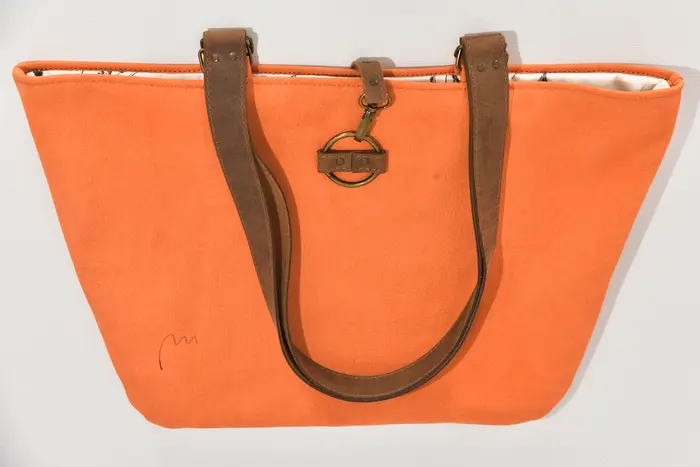Ledertasche, Sarah S aus geschliffenem Nubuk-Wasserbüffelleder in hellorange und Schultergurten aus Dickelder, Unikat, hergestellt auf La Palma, Kanarische Inseln, Spanien, Europa