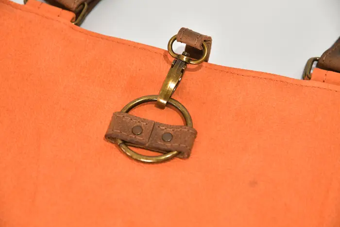 Ledertasche, Sarah S aus geschliffenem Nubuk-Wasserbüffelleder in hellorange und Schultergurten aus Dickelder, Unikat, hergestellt auf La Palma, Kanarische Inseln, Spanien, Europa