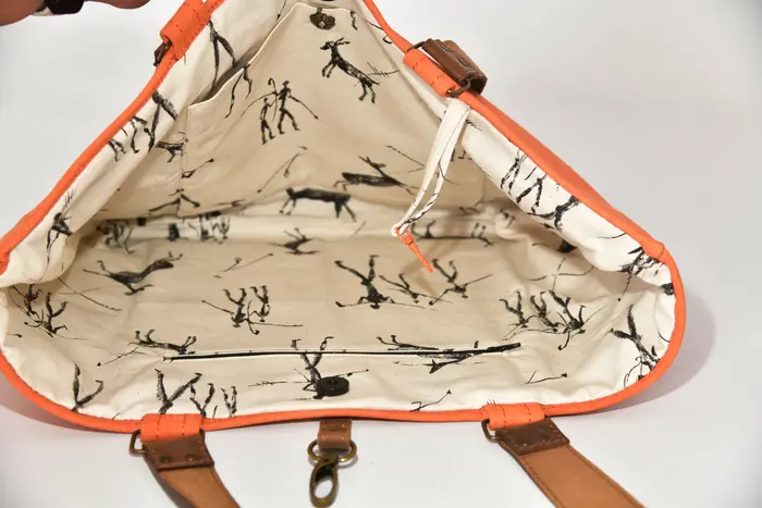 Ledertasche, Sarah S aus geschliffenem Nubuk-Wasserbüffelleder in hellorange und Schultergurten aus Dickelder, Unikat, hergestellt auf La Palma, Kanarische Inseln, Spanien, Europa