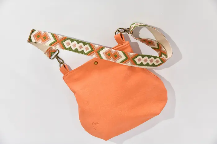 bolso de cuero, Iris S en nubuk de búfalo de agua lijado en naranja claro, pieza única, fabricada en La Palma, Islas Canarias, España, Europa