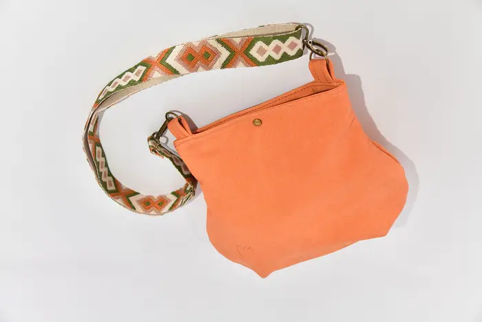bolso de cuero, Iris S en nubuk de búfalo de agua lijado en naranja claro, pieza única, fabricada en La Palma, Islas Canarias, España, Europa