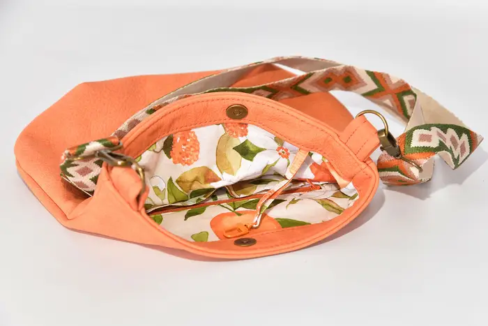 bolso de cuero, Iris S en nubuk de búfalo de agua lijado en naranja claro, pieza única, fabricada en La Palma, Islas Canarias, España, Europa