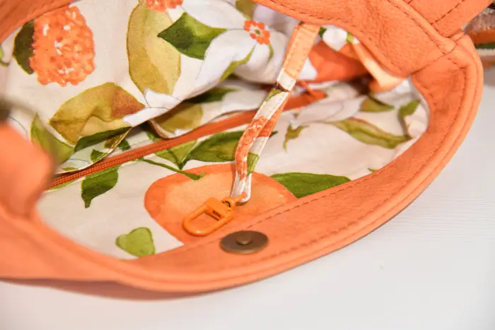 bolso de cuero, Iris S en nubuk de búfalo de agua lijado en naranja claro, pieza única, fabricada en La Palma, Islas Canarias, España, Europa