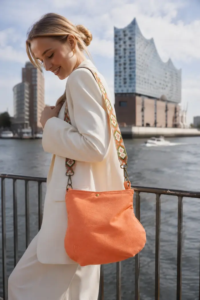 Mujer lleva bolso de cuero modelo Iris S Art. 25042, pieza única, fabricada en La Palma, Islas Canarias, España, Europa