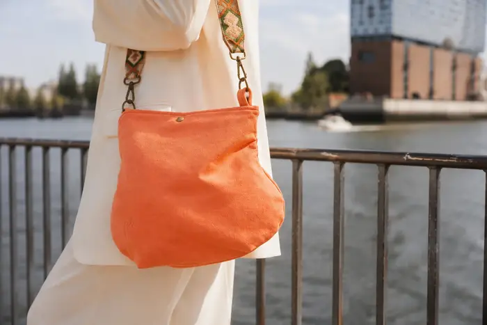 Mujer lleva bolso de cuero modelo Iris S Art. 25042, pieza única, fabricada en La Palma, Islas Canarias, España, Europa