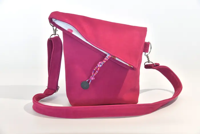 Ledertasche, Sam Dia S aus geschliffenem Nubuckleder in himbeer dunkel, Unikat, hergestellt auf La Palma, Kanarische Inseln, Spanien, Europa