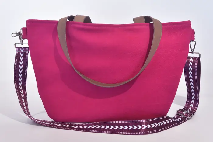 Ledertasche, Sarah S aus geschliffenem Nubuckleder in himbeer dunkel und Schultergurten aus Dickelder, Unikat, hergestellt auf La Palma, Kanarische Inseln, Spanien, Europa