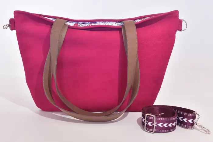 Ledertasche, Sarah S aus geschliffenem Nubuckleder in himbeer dunkel und Schultergurten aus Dickelder, Unikat, hergestellt auf La Palma, Kanarische Inseln, Spanien, Europa