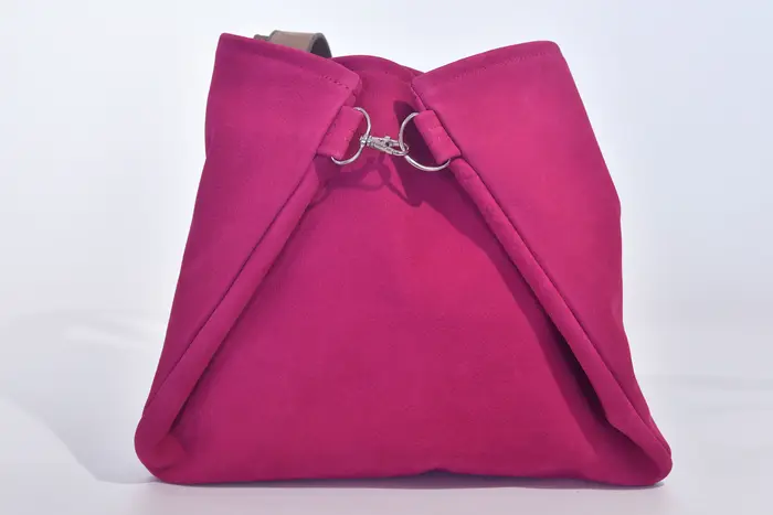 Ledertasche, Sarah S aus geschliffenem Nubuckleder in himbeer dunkel und Schultergurten aus Dickelder, Unikat, hergestellt auf La Palma, Kanarische Inseln, Spanien, Europa