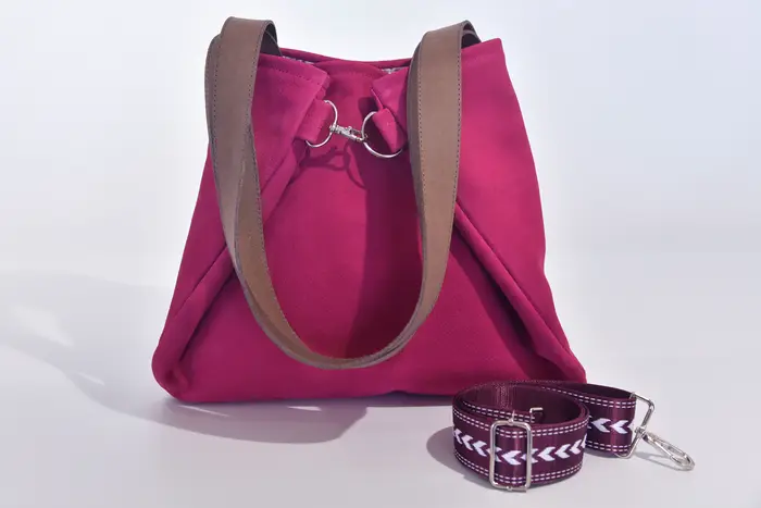 Ledertasche, Sarah S aus geschliffenem Nubuckleder in himbeer dunkel und Schultergurten aus Dickelder, Unikat, hergestellt auf La Palma, Kanarische Inseln, Spanien, Europa