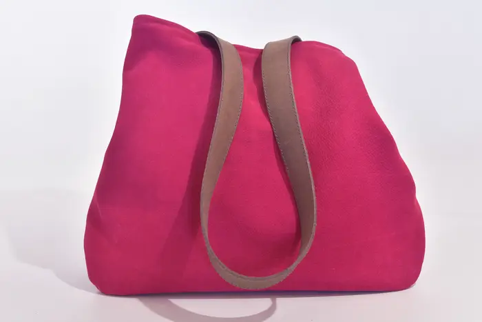 Ledertasche, Sarah S aus geschliffenem Nubuckleder in himbeer dunkel und Schultergurten aus Dickelder, Unikat, hergestellt auf La Palma, Kanarische Inseln, Spanien, Europa