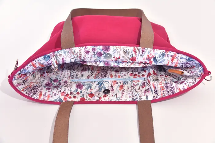 Ledertasche, Sarah S aus geschliffenem Nubuckleder in himbeer dunkel und Schultergurten aus Dickelder, Unikat, hergestellt auf La Palma, Kanarische Inseln, Spanien, Europa