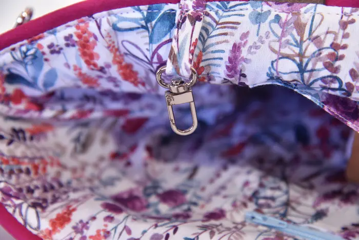 Ledertasche, Sarah S aus geschliffenem Nubuckleder in himbeer dunkel und Schultergurten aus Dickelder, Unikat, hergestellt auf La Palma, Kanarische Inseln, Spanien, Europa