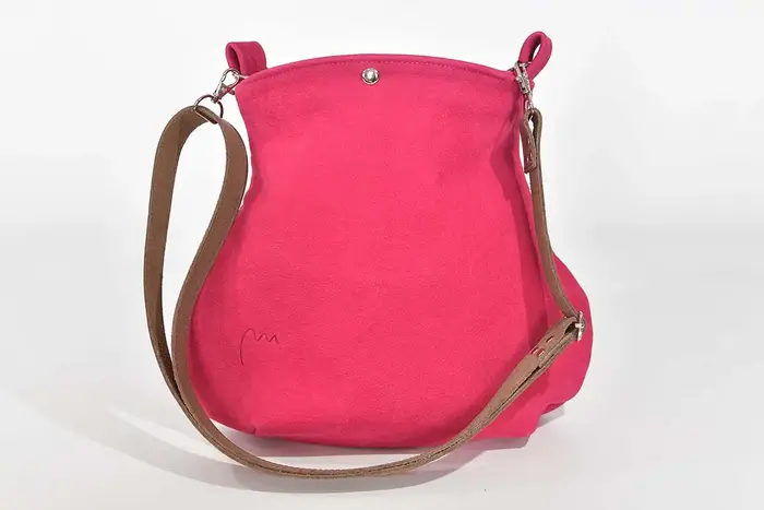 bolso de cuero, Iris S de nobuk de búfalo de agua en frambuesa oscuro, pieza única, fabricada en La Palma, Islas Canarias, España, Europa