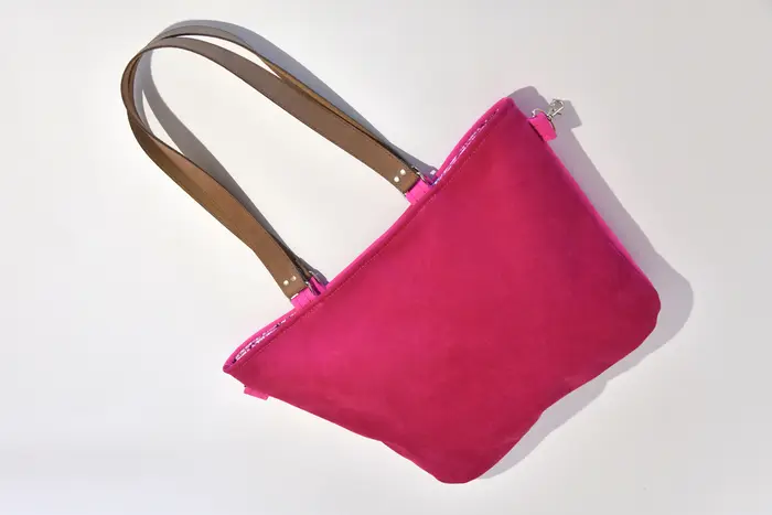 Ledertasche, Sarah S aus geschliffenem Nubuk-Wasserbüffelleder in himbeer hell und himbeer dunkel und Schultergurten aus Dickelder, Unikat, hergestellt auf La Palma, Kanarische Inseln, Spanien, Europa