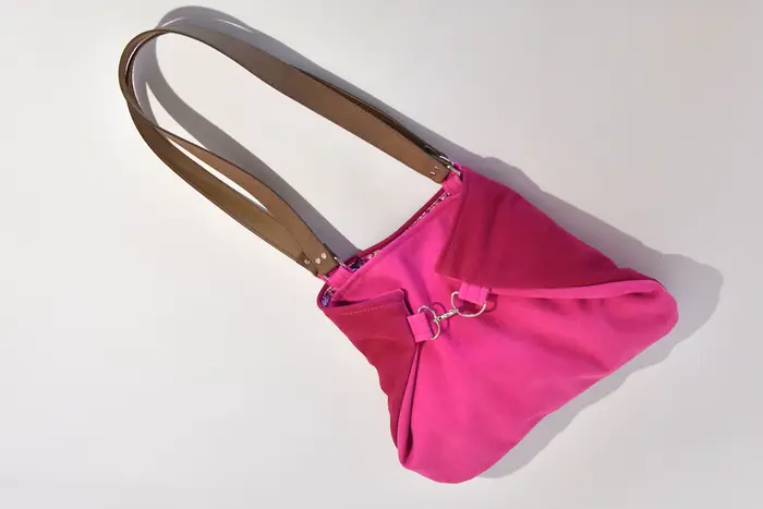 Ledertasche, Sarah S aus geschliffenem Nubuk-Wasserbüffelleder in himbeer hell und himbeer dunkel und Schultergurten aus Dickelder, Unikat, hergestellt auf La Palma, Kanarische Inseln, Spanien, Europa