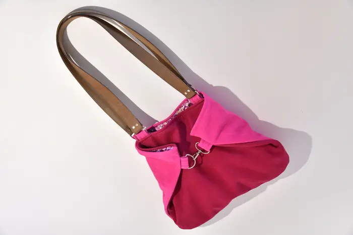 Ledertasche, Sarah S aus geschliffenem Nubuk-Wasserbüffelleder in himbeer hell und himbeer dunkel und Schultergurten aus Dickelder, Unikat, hergestellt auf La Palma, Kanarische Inseln, Spanien, Europa