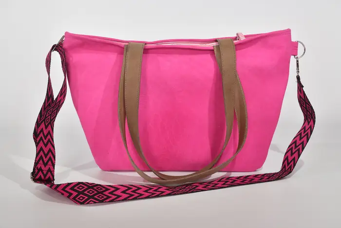 Ledertasche, Sarah S aus geschliffenem Nubuk-Wasserbüffelleder in himbeer hell und Schultergurten aus Dickelder, Unikat, hergestellt auf La Palma, Kanarische Inseln, Spanien, Europa