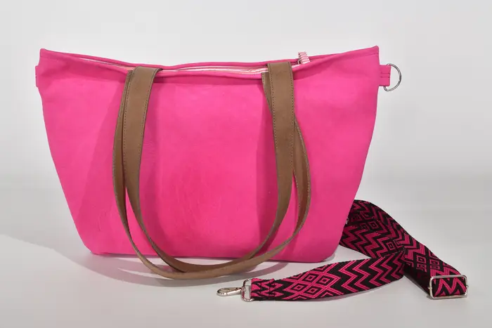 Ledertasche, Sarah S aus geschliffenem Nubuk-Wasserbüffelleder in himbeer hell und Schultergurten aus Dickelder, Unikat, hergestellt auf La Palma, Kanarische Inseln, Spanien, Europa