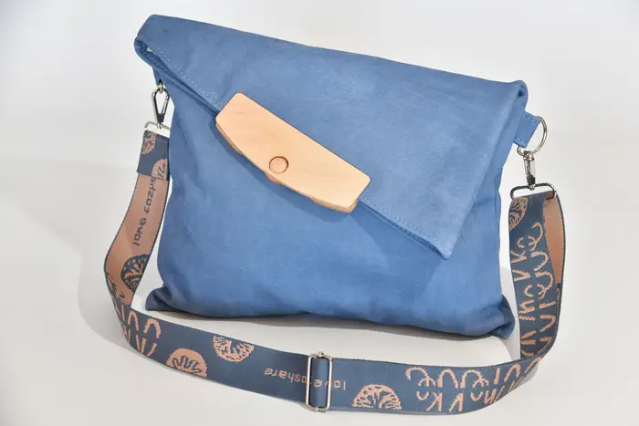 Ledertasche, Sam dia M aus feinem, weichem Rindsnubuckleder in jeansblau mit Weißbuchenholz, Unikat, hergestellt auf La Palma, Kanarische Inseln, Spanien, Europa