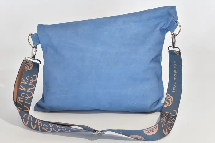 Ledertasche, Sam dia M aus feinem, weichem Rindsnubuckleder in jeansblau mit Weißbuchenholz, Unikat, hergestellt auf La Palma, Kanarische Inseln, Spanien, Europa