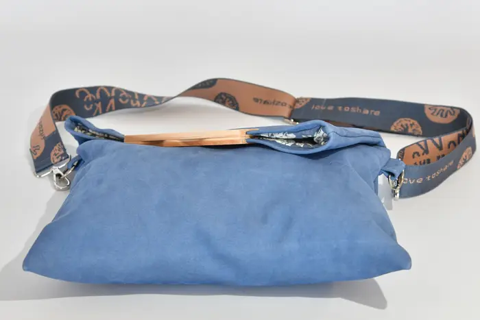 Ledertasche, Sam dia M aus feinem, weichem Rindsnubuckleder in jeansblau mit Weißbuchenholz, Unikat, hergestellt auf La Palma, Kanarische Inseln, Spanien, Europa