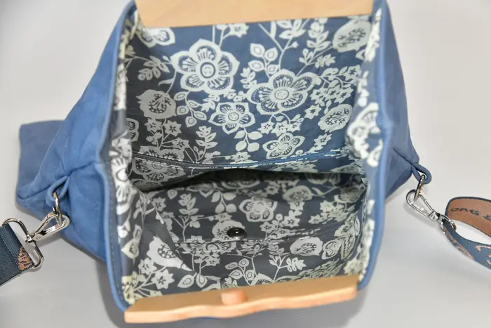 Ledertasche, Sam dia M aus feinem, weichem Rindsnubuckleder in jeansblau mit Weißbuchenholz, Unikat, hergestellt auf La Palma, Kanarische Inseln, Spanien, Europa