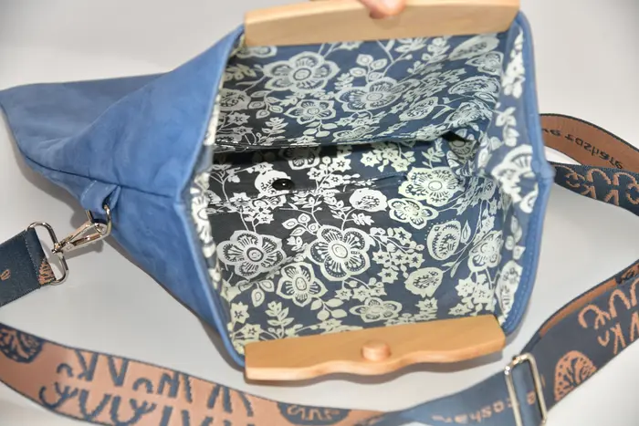 Ledertasche, Sam dia M aus feinem, weichem Rindsnubuckleder in jeansblau mit Weißbuchenholz, Unikat, hergestellt auf La Palma, Kanarische Inseln, Spanien, Europa