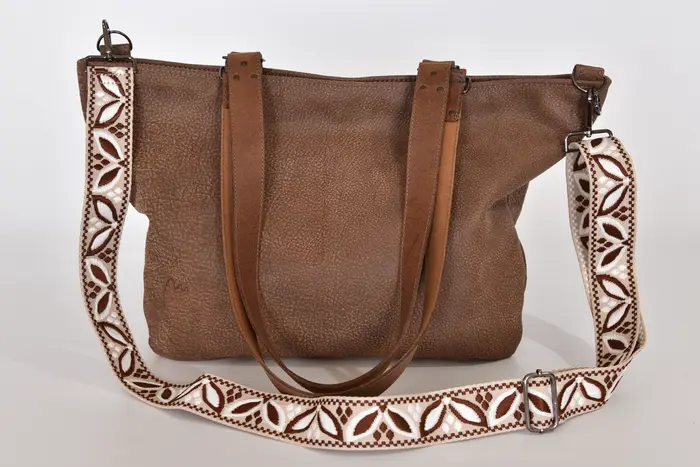 Ledertasche, Sarah S aus weichem Nubuk-Vintage-Wasserbüffelleder in kastanie und Schultergurten aus Dickelder, Unikat, hergestellt auf La Palma, Kanarische Inseln, Spanien, Europa