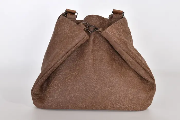 Ledertasche, Sarah S aus weichem Nubuk-Vintage-Wasserbüffelleder in kastanie und Schultergurten aus Dickelder, Unikat, hergestellt auf La Palma, Kanarische Inseln, Spanien, Europa