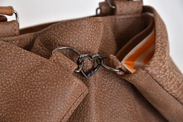 Ledertasche, Sarah S aus weichem Nubuk-Vintage-Wasserbüffelleder in kastanie und Schultergurten aus Dickelder, Unikat, hergestellt auf La Palma, Kanarische Inseln, Spanien, Europa
