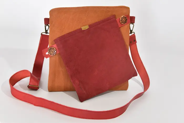Ledertasche, Ben dia M aus geschliffenem Wasserbüffel-Nubuckleder in kupferbraun und bordeaux, Unikat, hergestellt auf La Palma, Kanarische Inseln, Spanien, Europa