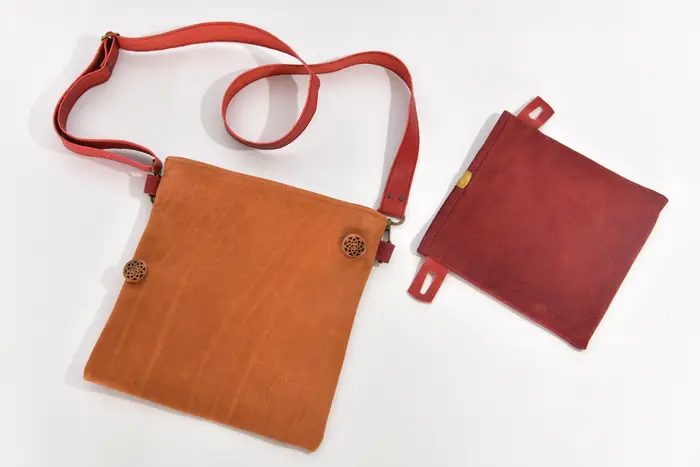 Ledertasche, Ben dia M aus geschliffenem Wasserbüffel-Nubuckleder in kupferbraun und bordeaux, Unikat, hergestellt auf La Palma, Kanarische Inseln, Spanien, Europa