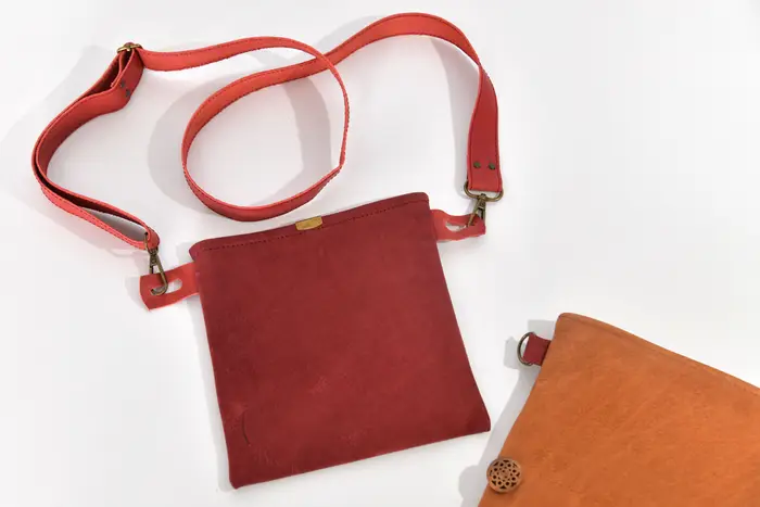 Ledertasche, Ben dia M aus geschliffenem Wasserbüffel-Nubuckleder in kupferbraun und bordeaux, Unikat, hergestellt auf La Palma, Kanarische Inseln, Spanien, Europa