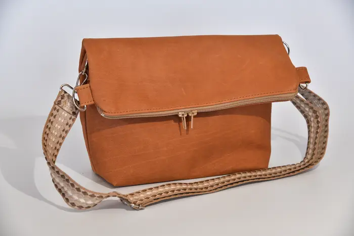 Ledertasche, Sam flex M aus geschliffenem Nubuk-Wasserbüffelleder in kupferbraun, Unikat, hergestellt auf La Palma, Kanarische Inseln, Spanien, Europa