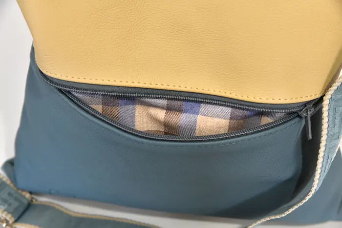 Ledertasche, Sam flex M aus kräftig weichem, strapazierfähigem Rindsleder in lagune und creme, Unikat, hergestellt auf La Palma, Kanarische Inseln, Spanien, Europa
