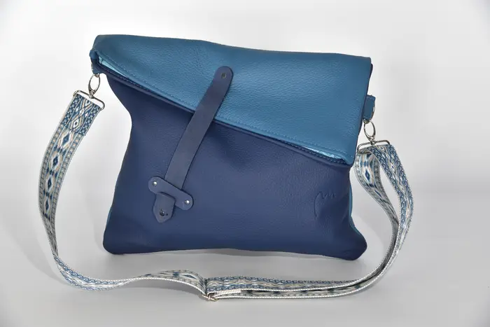 Ledertasche, Sam Dia M aus kräftig weichem Rindsleder in lagune und kobaltblau, Unikat, hergestellt auf La Palma, Kanarische Inseln, Spanien, Europa