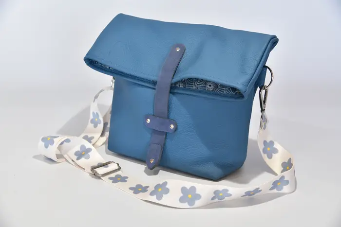 Ledertasche, Sam M aus kräftig weichem Rindsleder in lagune, Unikat, hergestellt auf La Palma, Kanarische Inseln, Spanien, Europa