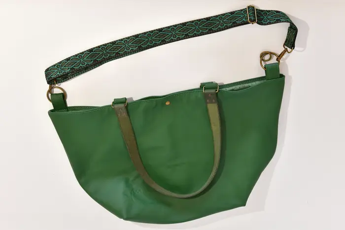 bolso de cuero, Sarah playa L de cuero napa de vaca en verde follaje, pieza única, fabricada en La Palma, Islas Canarias, España, Europa