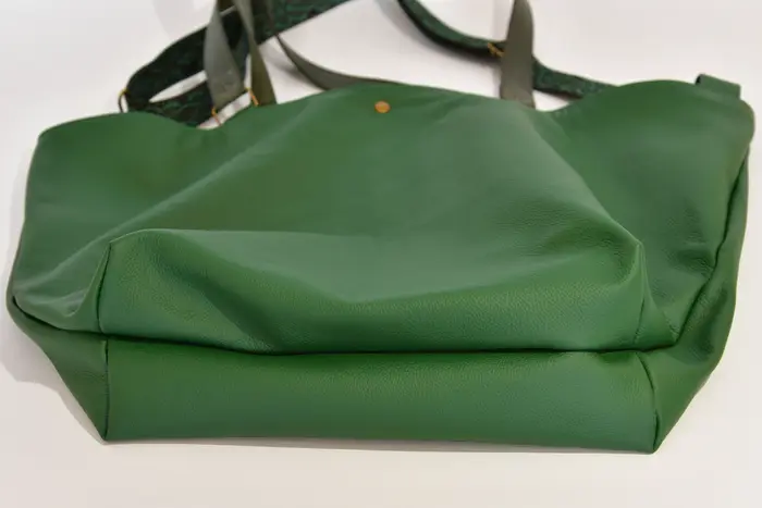 bolso de cuero, Sarah playa L de cuero napa de vaca en verde follaje, pieza única, fabricada en La Palma, Islas Canarias, España, Europa