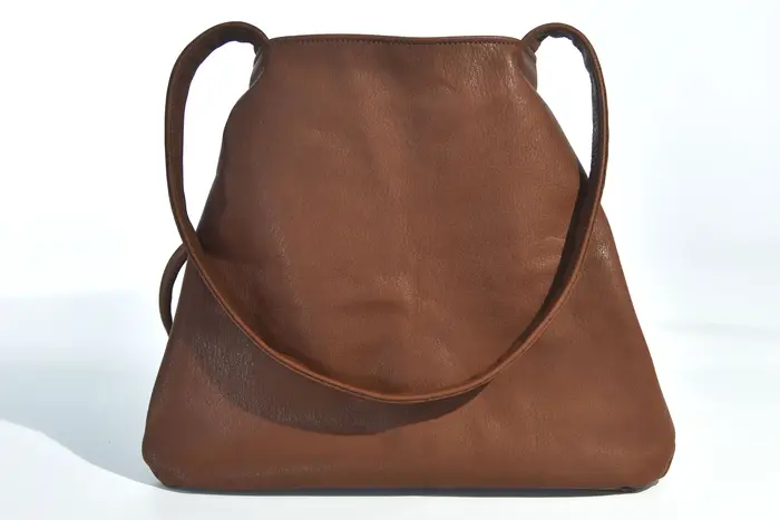 Ledertasche, Sarah S aus Anilin-Nappa-Wasserbüffelleder in lehmbraun, Unikat, hergestellt auf La Palma, Kanarische Inseln, Spanien, Europa
