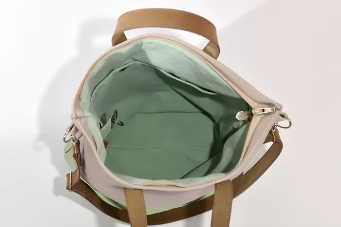 Ledertasche, Mira M aus kräftig weichem, mintfarbenem Rindsleder und grauem Nappa-Wasserbüffelleder, Unikat, hergestellt auf La Palma, Kanarische Inseln, Spanien, Europa