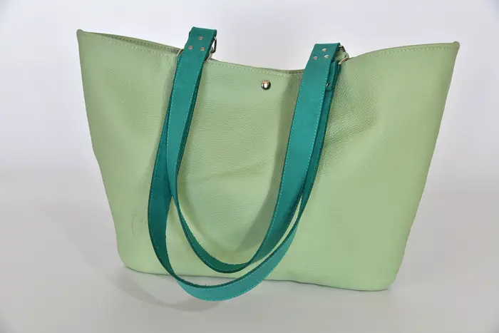 Ledertasche, Sarah S aus kräftig weichem Rindsleder in mint und Schultergurten aus Dickelder, Unikat, hergestellt auf La Palma, Kanarische Inseln, Spanien, Europa